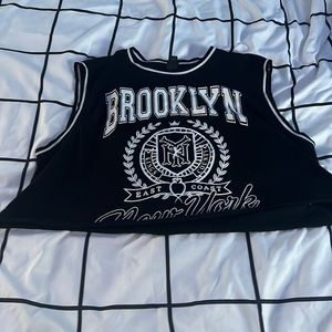 Cropped shirt, black and white